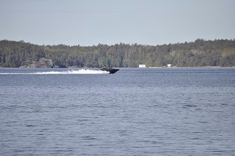 Två skadade av svall från marinens fartyg