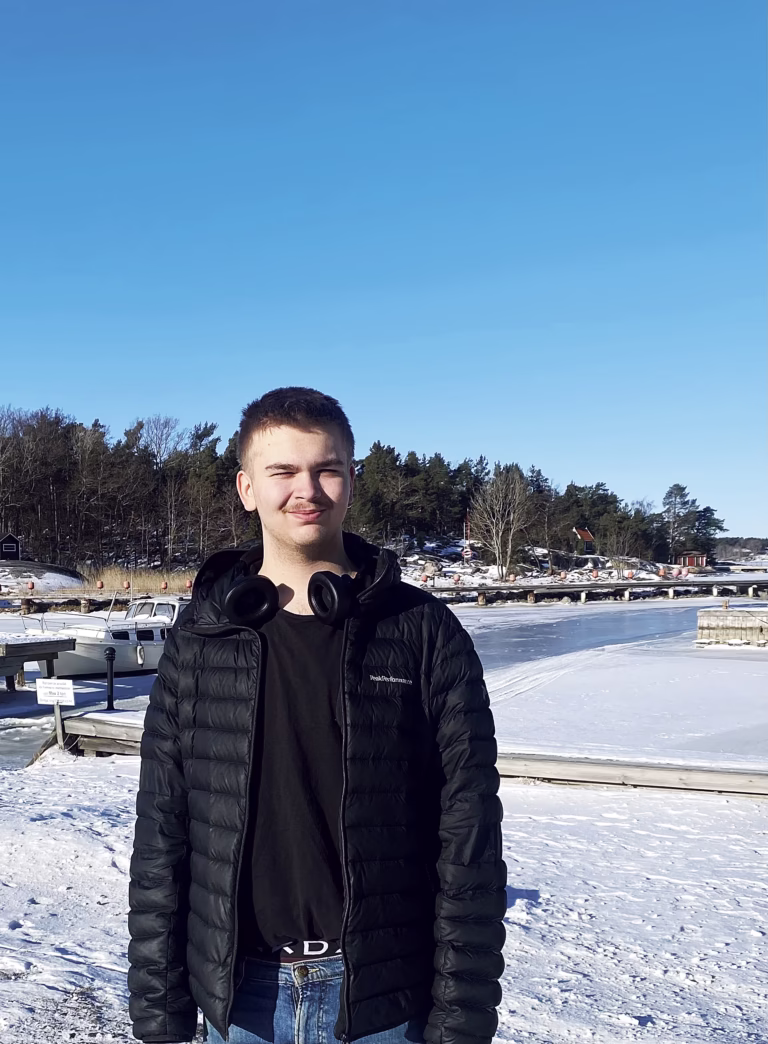 Akterseglade av bussarna i Åsättra