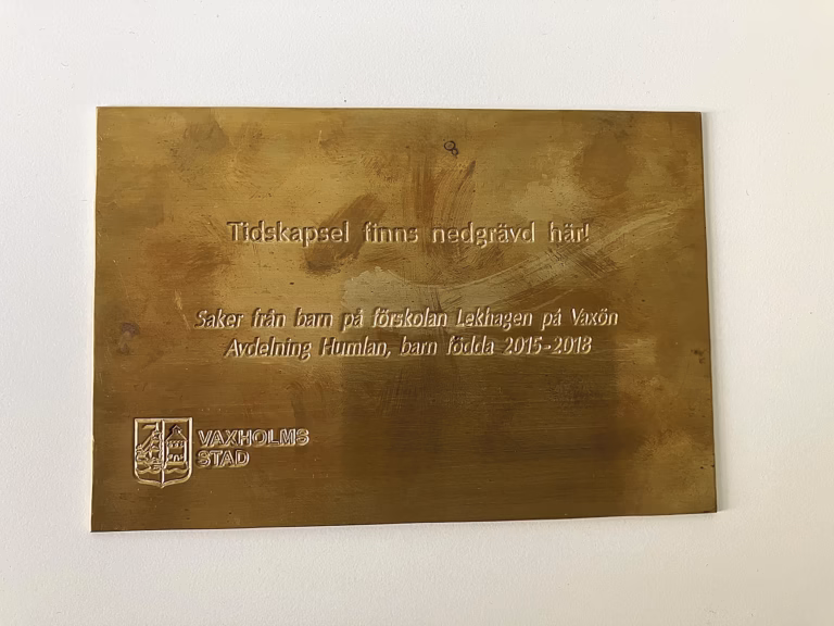 Tidskapsel från förskolebarn nedgrävd i kajen