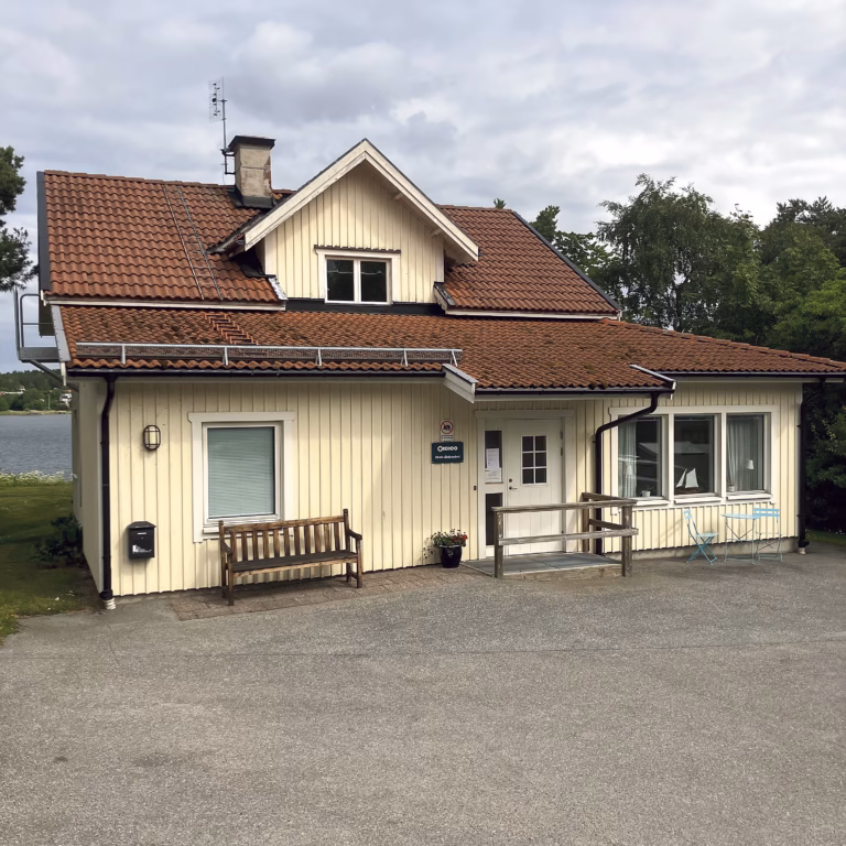 Blidöbor rasar när öns vårdcentral sommarstänger