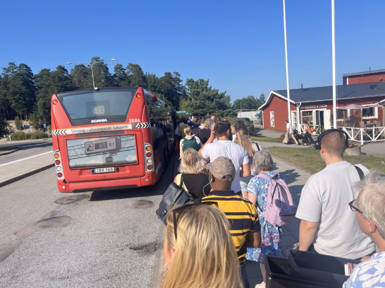 Ståplats på SL-bussen stoppar sonens pendling